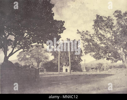 . Englisch: Fotograf: Kutteln, Linnaeus Medium: Fotoabzug Datum: 1858 Dieses Foto eines kleinen Tempels und Schwingen an Bikampulli wurde von Linnaeus Kutteln im Jahr 1858 übernommen und in ein Album veröffentlicht mit dem Titel "fotografischen Blick auf Ryakotta und anderen Orten, in die Salem ... mit beschreibenden Anmerkungen, von J.A.C. Boswell, Esq., M.C.S." (Madras, 1858). Die Band gehört zu einer Reihe von Veröffentlichungen im Jahr 1858 von der Kutteln Arbeiten ausgestellt als Regierung Fotograf die Madras Präsidentschaft. Beschreibende Anmerkungen zu dem Album lesen", einem kleinen Dorf in der Bikampulli Denkenikotta befindet Stockfoto