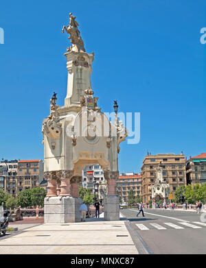 San Sebastian, Maria Cristina Brücke über den Fluss Rio Harnstoff, Statue am Ende aus, Guipúzcoa, Spanien, Stockfoto