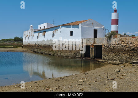 Wassermühle im Naturpark Ria Formosa. Olhão, Algarve, Portugal Stockfoto