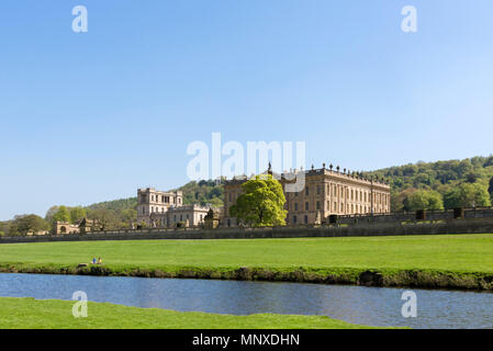 Chatsworth House von den Ufern des Flusses Derwent, Chatsworth Park, Derbyshire, England, Großbritannien Stockfoto