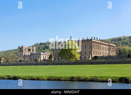 Chatsworth House von den Ufern des Flusses Derwent, Chatsworth Park, Derbyshire, England, Großbritannien Stockfoto