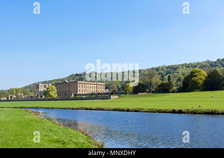 Chatsworth House von den Ufern des Flusses Derwent, Chatsworth Park, Derbyshire, England, Großbritannien Stockfoto