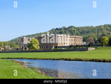 Chatsworth House von den Ufern des Flusses Derwent, Chatsworth Park, Derbyshire, England, Großbritannien Stockfoto