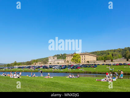 Scharen von Besuchern an Chatsworth Park auf einem langen Feiertagswochenende im Mai 2018, Chatsworth House, Derbyshire, England, Großbritannien Stockfoto