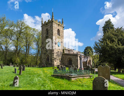 Die Pfarrkirche im Eyam, Peak District, Derbyshire, England, UK. Eyam wird manchmal als die Pest Dorf bezeichnet. Stockfoto