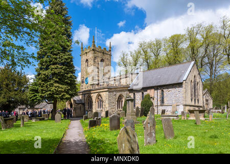 Die Pfarrkirche in Eyam, Peak District, Derbyshire, England, Großbritannien. Eyam wird manchmal als das Dorf der Pest bezeichnet. Stockfoto