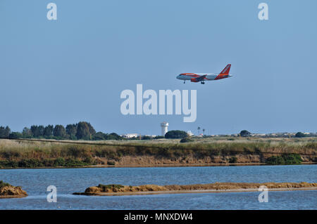 Easyjet Flugzeug Landung am Flughafen Faro. Algarve, Portugal Stockfoto