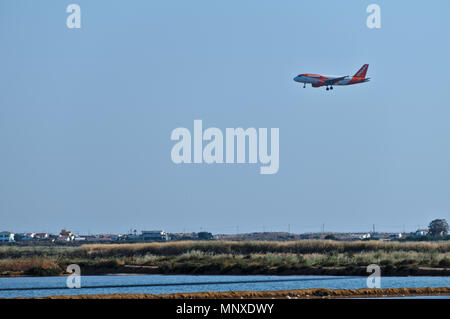 Easyjet Flugzeug Landung am Flughafen Faro. Algarve, Portugal Stockfoto