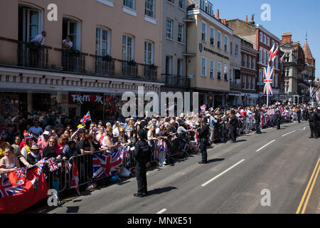 Windsor, Großbritannien. 19 Mai, 2018. Tausende von Gratulanten in den Straßen von Windsor die Beförderung Prozession von Prinz Harry und Meghan Markl Zeugnis Stockfoto