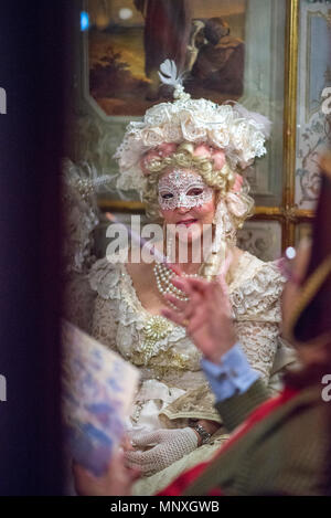 In historischen Kostümen Glammed für Feiern Karneval Stockfoto