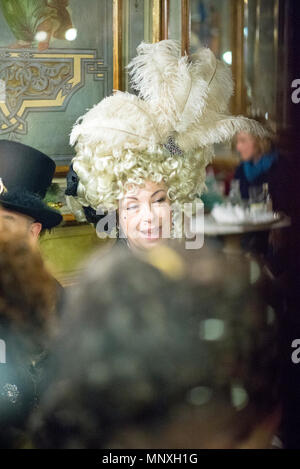 In historischen Kostümen Glammed für Feiern Karneval Stockfoto