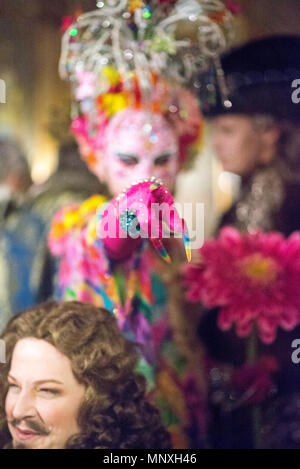 In historischen Kostümen Glammed für Feiern Karneval Stockfoto