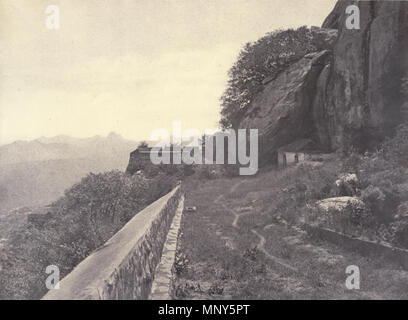 . Englisch: Dieses Foto: ein Blick zurück auf das Tor der Festung, Ryakotta wurde von Linnaeus Kutteln im Jahr 1858 übernommen und in ein Album veröffentlicht mit dem Titel "fotografischen Blick auf Ryakotta und anderen Orten, in die Salem ... mit beschreibenden Anmerkungen, von J.A.C. Boswell, Esq., M.C.S." (Madras, 1858). Kutteln war verantwortlich für eines der bataillone des 12 Madras Native Infanterie, ein Regiment im Jahre 1824 finanziert und in Madras stationiert. 1855, Kutteln wurde beauftragt, die Fotos für die British East India Company und die Madras Präsidentschaft, die in sechs Alben, eines davon war der Rya führte zu nehmen Stockfoto