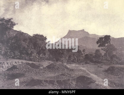 . Englisch: Fotograf: Kutteln, Linnaeus Medium: Fotoabzug Datum: 1858 Dieses Foto aus einer Anzeige der Virabhadra Droge, durch Linnaeus Kutteln im Jahr 1858 übernommen und in ein Album veröffentlicht mit dem Titel "fotografischen Blick auf Ryakotta und anderen Orten, in die Salem ... mit beschreibenden Anmerkungen, von J.A.C. Boswell, Esq., M.C.S." (Madras, 1858). An diesem Ort existiert eine von Tipu Sultan's Festungen oder 'droog", also "befestigte Hügel. Tipu Sultan (1750-1799), der älteste Sohn von Aider Hali, Herrscher von Mysore, war der mächtigste Feind der Briten in der Zeit der East India Company. Die vier Anlgo-Mys Stockfoto