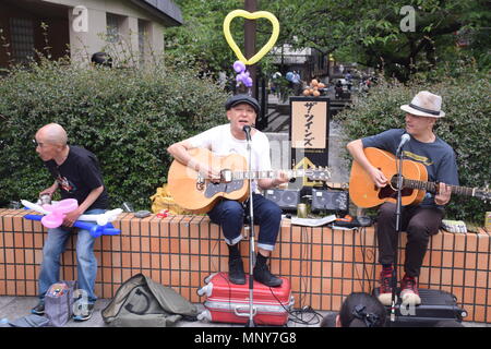 Japanische Mann mit Hut spielt Gitarre und singt auf der Straße in Kyoto, Japan Stockfoto