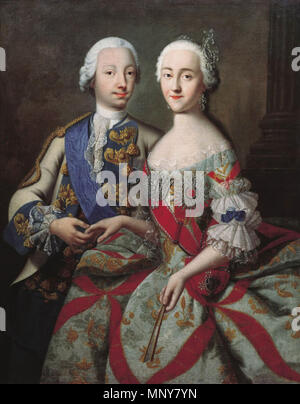 Portrait von Großherzog Peter Fedorovich (zukünftige Peter III) und seine Frau Großfürstin Katharina Alexeevna (zukünftige Katharina II.). Русский: Изображение поколенное. - Справа Екатерина Алексеевна, фигура в три четверти влево, голова - чуть влево. На ней открытое светлое платье, украшенное красными лентами, золотым шитьем и кружевами. На голове парик белый с драгоценностями. Через плечо красная орденская лента, слева на груди звезда ордена Святой Екатерины. В левой опущенной руке веер, пальцы правой - в правой руке Петра Фёдоровича. Он изображён слева, голова и фигура повернуты вправо. На нём бел Stockfoto