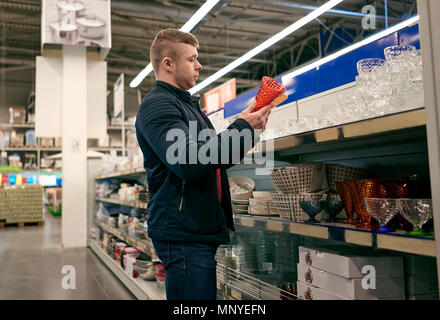 Mann wählt Produkte im Store Stockfoto