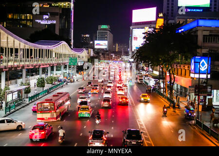 BANGKOK, THAILAND - Januar 8, 2018: Blick auf die Stadt der Pratunam Markt, dem größten Markt für Shopping Kleidung in Bangkok mit Stau in der rush hour ea Stockfoto