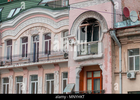 Fassade des Hauses nach dem Brand. Von russ Mauer um die ausgebrannte Wohnung GESCHWÄRZT. Die Flammen beschädigten die Fenster und Balkone. Wohnung nach Stockfoto