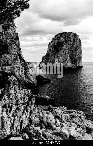 Blick auf Capri (Kampanien, Italien) typische Faraglioni (Meer Stapeln) Stockfoto