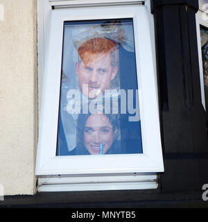 Royal sieht sich Masken im Fenster auf der königlichen Hochzeitsfeier in der Straße, die Harry und Meghans Hochzeit feiert Stockfoto