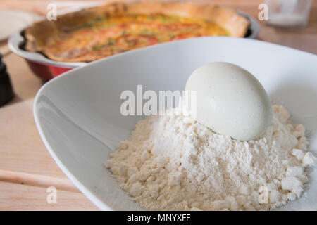 Frische Quiche mit grünen Eier, Tomaten und Frühlingszwiebeln Stockfoto