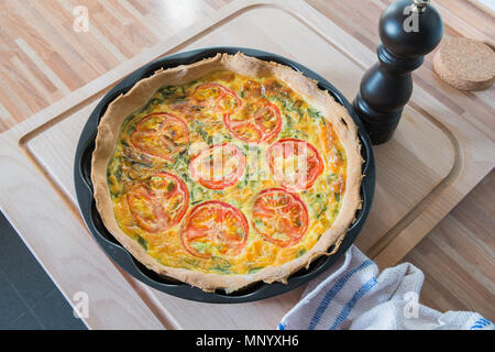 Frische Quiche mit grünen Eier, Tomaten und Frühlingszwiebeln Stockfoto