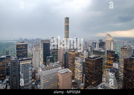 Luftaufnahme von Manhattan Wolkenkratzer während eines Regensturms. New York City, USA. Mai 3, 2018. Stockfoto