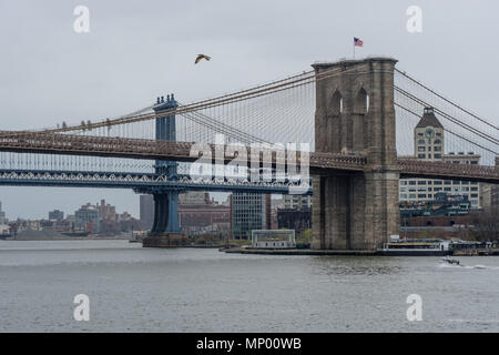 Blick auf die Brooklyn Bridge über den Hudson River in New York, USA. April 30, 2018 Stockfoto