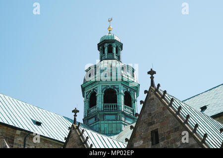 Hildesheimer Dom ist eine mittelalterliche Römisch-katholische Kirche in Hildesheim, Deutschland, tower Detail Stockfoto