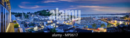 De - Devon: Extreme Wide Panorama von Torquay Harbour und die Stadt bei Nacht (HDR-Bild) Stockfoto