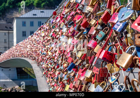 Liebe Sperren auf Makartsteg Brücke über die Salzach, Salzburg, Salzburg Land, Österreich, Europa Stockfoto