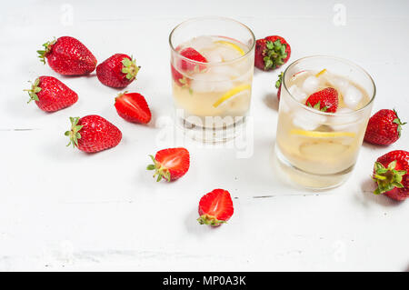 Hausgemachte Limonade auf einem weißen Holz Hintergrund. Stockfoto