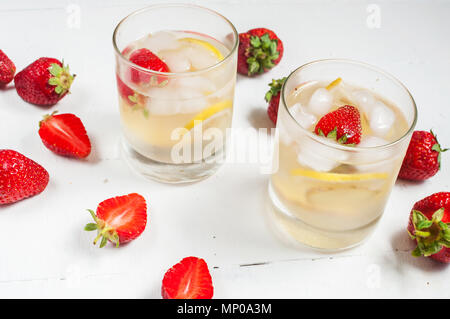 Hausgemachte Limonade auf einem weißen Holz Hintergrund. Stockfoto