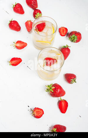 Hausgemachte Limonade auf einem weißen Holz Hintergrund. Stockfoto