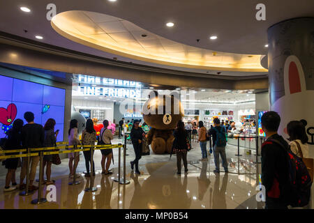 Menschen Futter bis Zeile Freunde Store in Hongkong eingeben Stockfoto