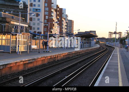 Warten auf die S-Bahn von London an einem sonnigen Abend am Bahnhof Greenwich, Greenwich, London, England, UK, PETER GRANT Stockfoto