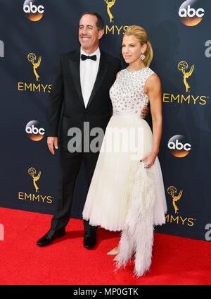 Jerry Seinfeld, Jessica Seinfeld 236 an der 68th Emmy Awards 2016 auf der Microsoft Theater in Los Angeles. September 18, 2016. Jerry Seinfeld, Jessica Seinfeld 236 - - - - - - - - - - - - - Red Carpet Event, Vertikal, USA, Filmindustrie, Prominente, Fotografie, Bestof, Kunst, Kultur und Unterhaltung, Topix Prominente Fashion/Vertikal, Besten, Event in Hollywood Leben - Kalifornien, Roter Teppich und backstage, USA, Film, Stars, Film Stars, TV Stars, Musik, Promis, Fotografie, Bestof, Kunst, Kultur und Unterhaltung, Topix, Vertikal, Familie von aus dem Jahr 2016, ich Stockfoto