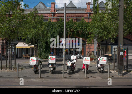 Berlin, Deutschland, Pizza Delivery Roller aufgereiht. Hackeschen Markt station Montag 28.08.17 © Peter SPURRIER Stockfoto