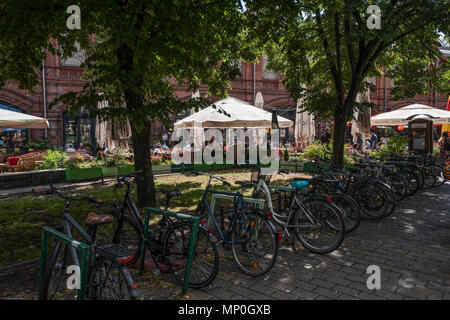 Berlin, Deutschland. Hackeschen Markt, open-air-Restaurants, Sonnenschirme große Sonnenschirme, Kunden, Kellner, Tisch und Stühlen, Sonne, blauer Himmel, Mittag, Montag, 28.08.17, © Peter SPURRIER, Stockfoto