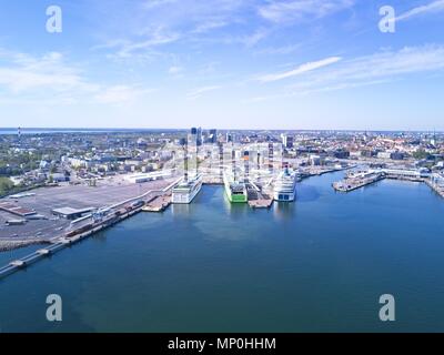 TALLINN, Estland - 12. Mai 2018: Fähren im Hafen von Tallinn, Ansicht von oben Stockfoto