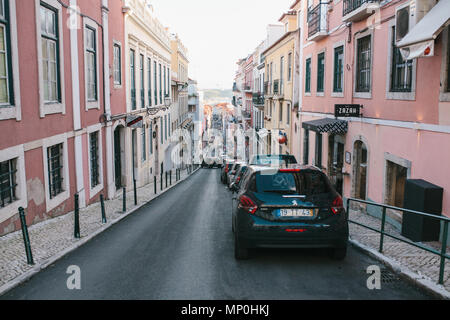 Lissabon, 1. Mai 2018: Eine ordentliche Stadt Straße mit Wohnhäusern. Normales Leben in Europa. Parkplatz. Stockfoto