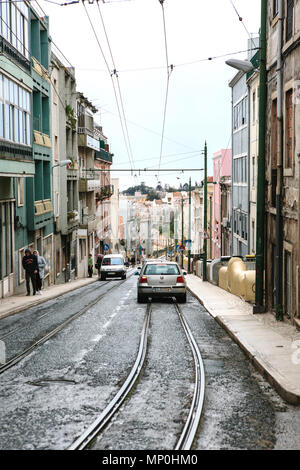 Lissabon, 1. Mai 2018: Eine ordentliche Stadt Straße mit Wohnhäusern. Normales Leben in Europa. Stockfoto