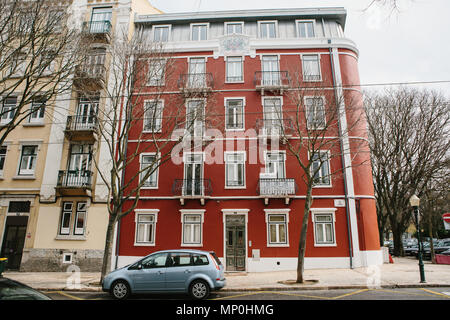 Lissabon, 1. Mai 2018: Eine ordentliche Stadt Straße mit Wohnhäusern. Normales Leben in Europa. Stockfoto