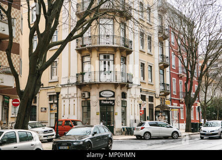 Lissabon, 1. Mai 2018: Eine ordentliche Stadt Straße mit Wohnhäusern. Normales Leben in Europa. Stockfoto