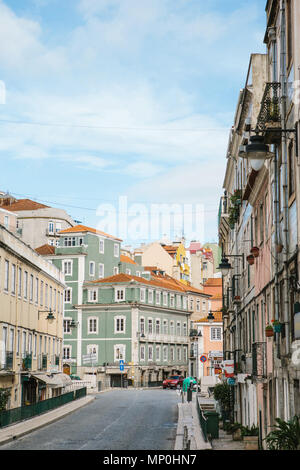 Lissabon, 1. Mai 2018: Eine ordentliche Stadt Straße mit Wohnhäusern. Normales Leben in Europa. Stockfoto