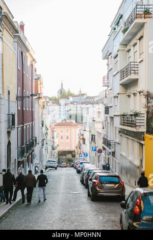 Lissabon, 1. Mai 2018: Eine ordentliche Stadt Straße mit Wohnhäusern. Normales Leben in Europa. Stockfoto