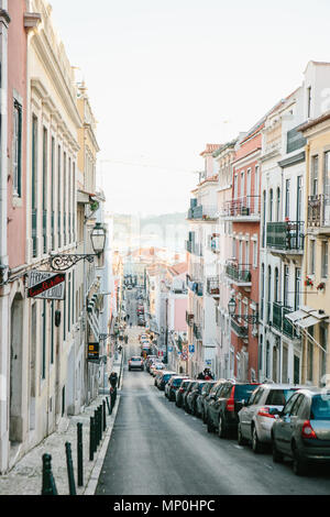 Lissabon, 1. Mai 2018: Eine ordentliche Stadt Straße mit Wohnhäusern. Normales Leben in Europa. Parkplatz. Stockfoto