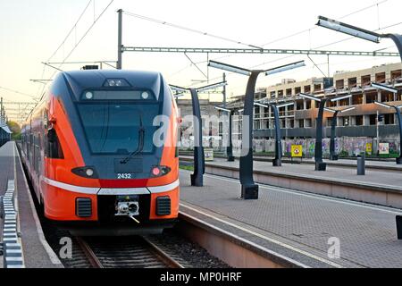 Tallinn, Estland, Mai 2018. Orange World Zug warten auf Kurs im Hauptbahnhof gefärbt. Stockfoto