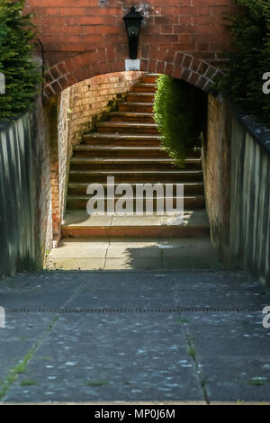 Eine Steintreppe führt in Sonnenlicht von Schatten Stockfoto